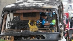 Petugas dari tim forensik kepolisian Thailand memeriksa bus yang terbakar, membawa siswa muda bersama guru mereka, di pinggiran kota Bangkok, 1 Oktober 2024.