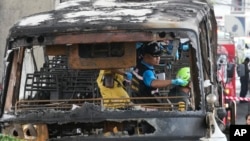 Petugas dari tim forensik kepolisian Thailand memeriksa bus yang terbakar, membawa siswa muda bersama guru mereka, di pinggiran kota Bangkok, 1 Oktober 2024.