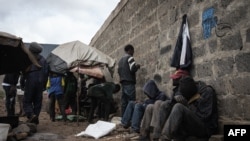 Les utilisateurs d'héroïnes dans le bidonville de Kawangware à Nairobi, au Kenya, le 22 janvier 2021.