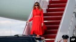 Ibu Negara Melania Trump turun dari Air Force One setibanya di Bandara Internasional Palm Beach, bersama Presiden Donald Trump dan putra mereka, Barron, Jumat,17 Maret 2017 (foto: AP Photo/Lynne Sladky)