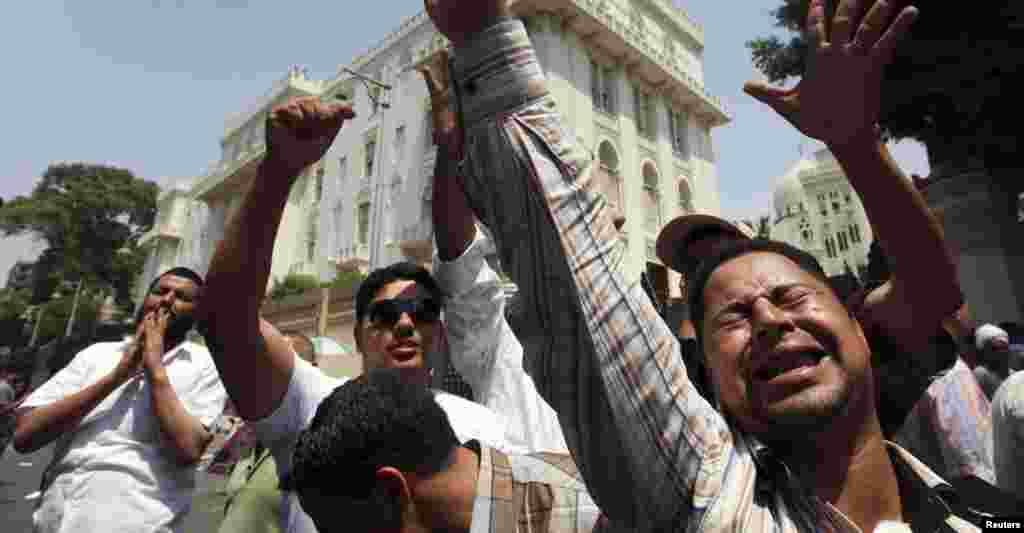 Egyptians chant&nbsp; in front of the presidential palace of Egypt&#39;s President Mohamed Morsi before his meeting with U.S. Deputy Secretary of State William Burns in Cairo, July 8, 2012.