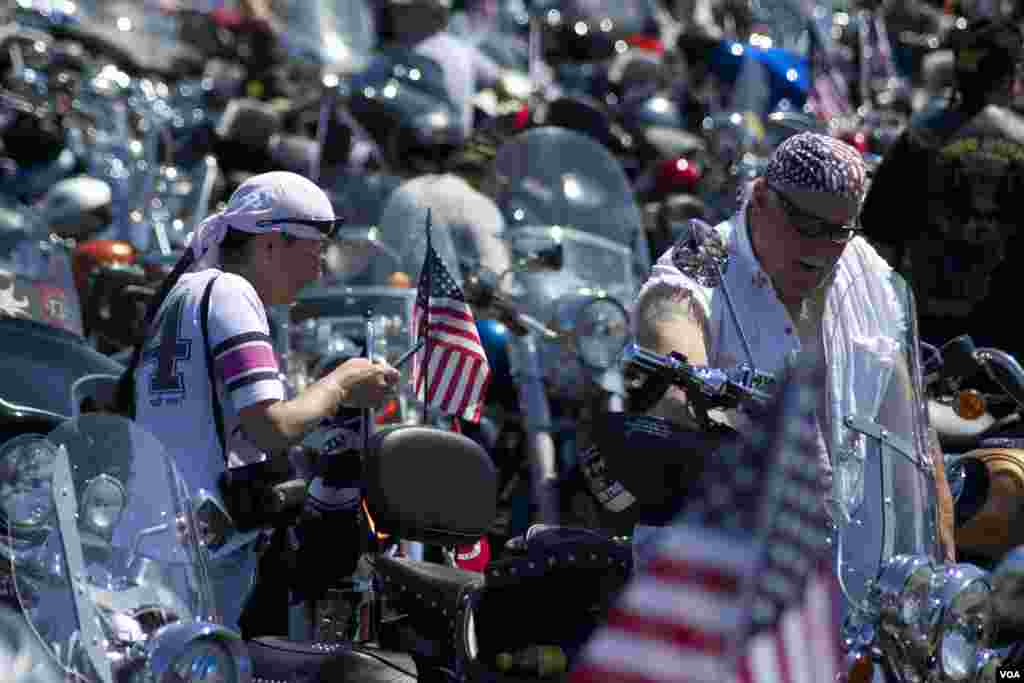 Participants get ready for the Rolling Thunder 'Ride for Freedom,' May 25, 2014. (Dimitris Manis/VOA)