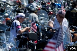 FILE - Participants get ready for the Rolling Thunder 'Ride for Freedom,' May 25, 2014. (Dimitris Manis/VOA)