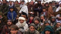 Ratusan pria Afghanistan berkumpul untuk mendaftarkan diri untuk menerima bantuan kemanusiaan di Qala-e-Naw, Afghanistan, pada 14 Desember 2021. (Foto: AP/Mstyslav Chernov, File)