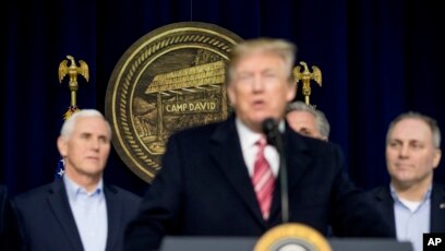 Tổng thống Donald Trump, phát biểu trước giới truyền thông sau khi tham gia một cuộc họp với các lãnh đạo phe Cộng hòa Quốc hội tại khu nghỉ dưỡng tổng thống ở Trại David, bang Maryland, ngày 6 tháng 1, 2017.