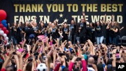 Timnas sepakbola putri AS dan para fans merayakan kemenangan mereka di Piala Dunia dalam sebuah perayaan di Los Angeles, Selasa (7/7).