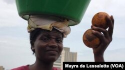 Zungueira vendendo maboques para sobreviver. Luanda, Angola, 14 de Outubro, 2015. 
