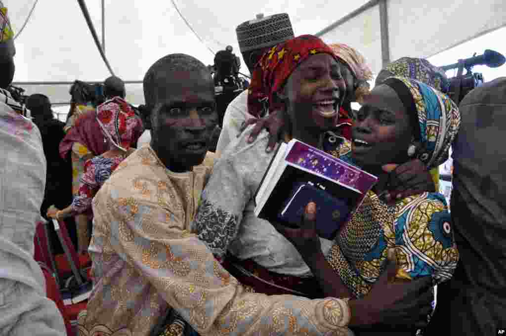 یکی&zwnj; از دختران چیبوکی آزاد شده از بوکو حرام به خانواده ا&zwnj;ش پیوسته است. پنج شنبه هفته پیش ۲۱ دختران چیبوکی از دست بوکو حرام آزاد شدند و به پایتخت نیجریه، منتقل شدند. چندین روز طول کشید تا والدینشان توانستند از شهر دور افتاده چیبوک در شمال نیجریه به دیدار فرزندان شان بیایند.