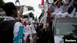 Para demonstran berteriak-teriak di luar sidang dugaan penistaan agama oleh Gubernur nonaktif Jakarta Basuki Tjahaja Purnama, di Jakarta Selatan (3/1). (Reuters/Beawiharta)