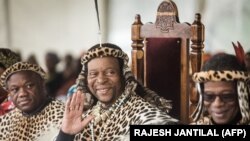 Qui va succéder au roi zoulou Goodwill Zwelithin ? Il est aux côtés du prince Mangosuthu Buthelezi (à droite) à Kwadukuza au nord de Durban le 24 septembre 2019.