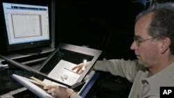 专家准备对一本书从事数码扫描