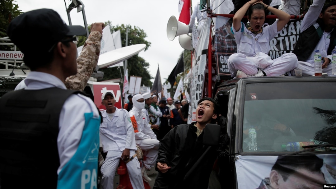 Para demonstran berteriak-teriak di luar sidang dugaan penistaan agama oleh Gubernur nonaktif Jakarta Basuki Tjahaja Purnama, di Jakarta Selatan (3/1). (Reuters/Beawiharta)