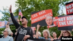 Sejumlah demonstran menggelar aksi di depan pengadilan pidana Manhattan di New York, menyusul pembacaan vonis terhadap Donald Trump dalam kasus uang tutup mulut pada 30 Mei 2024. (Foto: Reuters/Cheney Orr)