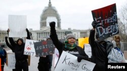 Decenas de manifestantes se congregaron frente al Capitolio y al departamento de Justicia en Washington DC. para exigir una investigación internacional por el uso de violencia policial.