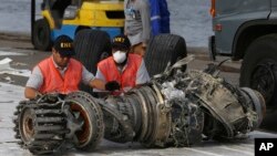 Petugas memeriksa mesin pesawat Boeing 737 Max 8 milik maskapai LionAir yang jatuh di Laut Jawa, 29 Oktober 2018 lalu (foto: dok).