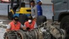 Các nhà điều tra xem xét động cơ của chiếc máy bay lâm nạn của hãng Lion Air tại Jakarta, Indonesia, ngày 4/11/2018. 