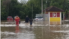 Vučić obišao poplavljenje opštine i obećao pomoć ugroženima