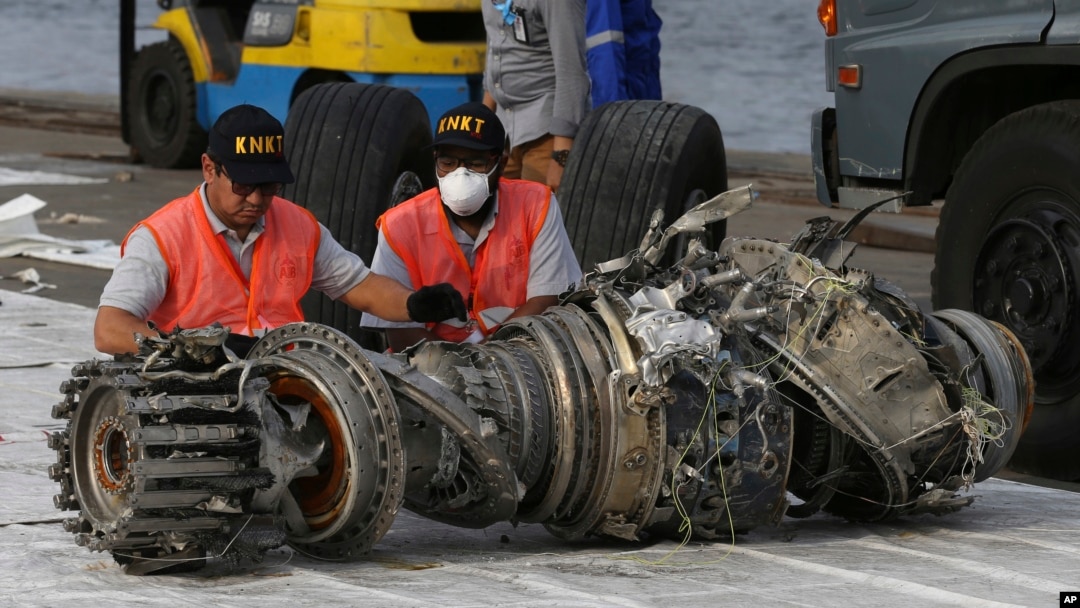 Petugas KNKT memeriksa mesin pesawat Boeing 737 Max 8 milik maskapai LionAir yang jatuh di Laut Jawa, 29 Oktober 2018 lalu (foto: dok).