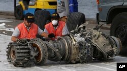 Petugas KNKT memeriksa mesin pesawat Boeing 737 Max 8 milik maskapai LionAir yang jatuh di Laut Jawa, 29 Oktober 2018 lalu (foto: dok).