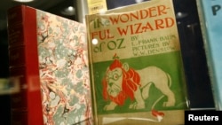 뉴욕 크리스티 경매장에 프랭크 L. 바움의 저서 '오즈의 마법사(The Wonderful Wizard of Oz)' 초판본이 전시되어 있다.