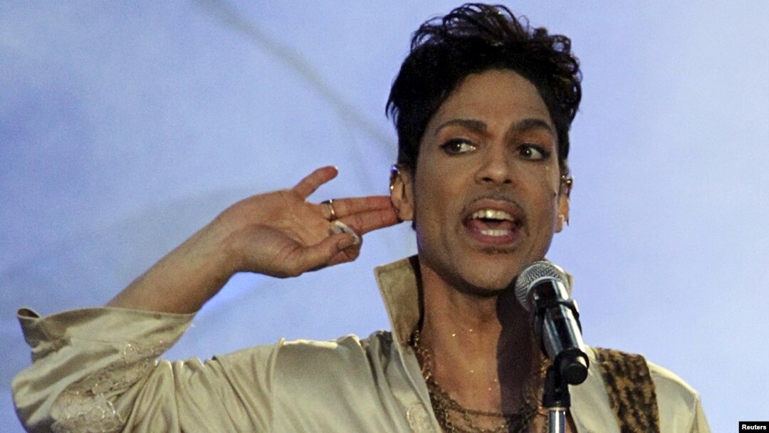 Musisi Prince pada saat tampil dalam pertunjukan di Inggris, 3 Juli 2011 (foto: dok). 
