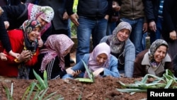 Relatives of Ali Sille, one of the 13 victims who died during an explosion at a crossing on Turkey's border with Syria. February 12, 2013. 