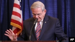 El senador Bob Menéndez en conferencia de prensa el 1 de abril del 2015 en Newark, Nueva Jersey. 