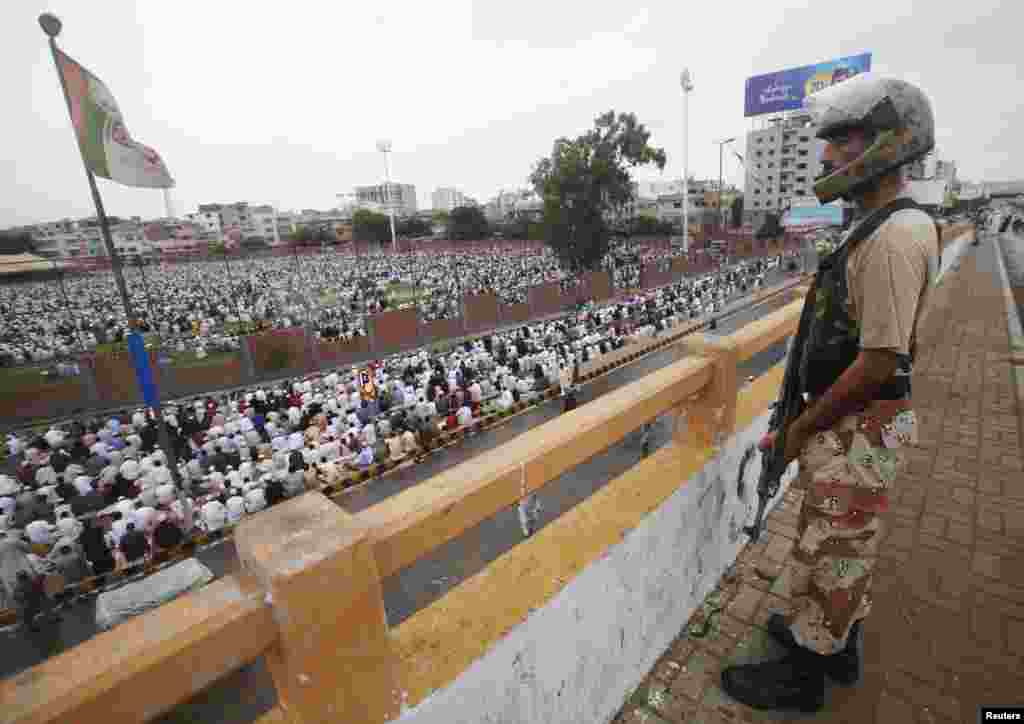 اکستان میں جمعہ کو عیدالفطر مذہبی جوش و جذبے سے منائی گئی اور تمام چھوٹے بڑے شہروں میں نماز عید کے اجتماعات منعقد ہوئے۔