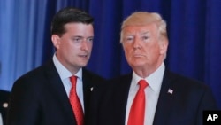 En esta fotografía del 12 de agosto de 2017, Rob Porter, izquierda, secretario de personal de la Casa Blanca, habla con el presidente Donald Trump en el club de golf del mandatario en Bedminister, Nueva Jersey. (Foto de AP)