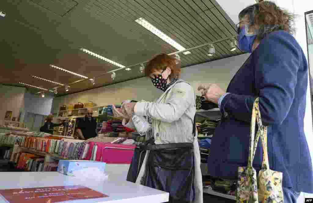 لوگوں نے احتیاطی تدابیر کو عادات میں شامل کرلیا ہے۔ اب وہ سینیٹائزر اور ماسک کا استعمال نہیں بھولتے۔