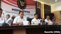 Menko Polhukam Wiranto saat menggelar konferensi pers di kantornya di Jakarta, Selasa, 3 Agustus 2019. (Foto: VOA/Sasmito)