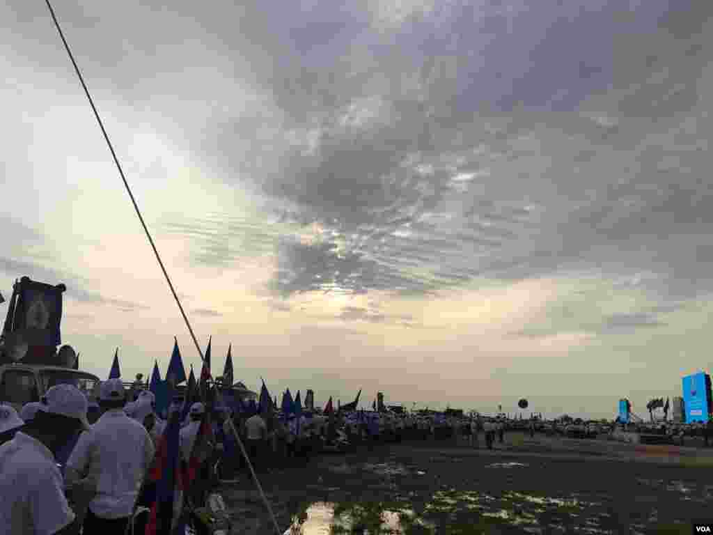 សកម្មភាពនៃការដង្ហែក្បួនឃោសនានៅថ្ងៃទី ២៧ ខែកក្កដា ឆ្នាំ២០១៨របស់គណបក្សប្រជាជនកម្ពុជានៅតាមដងផ្លូវនានាក្នុងក្រុងសៀមរាប ខេត្តសៀមរាប។ (ធីតា វីន/VOA)