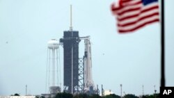 Ракета-носій Falcon 9 компанії SpaceX із космічним кораблем Crew Dragon готується до запуску в Космічному центрі імені Кеннеді на мисі Канаверел у Флориді, 25 травня 2020 (AP Photo/David J. Phillip)