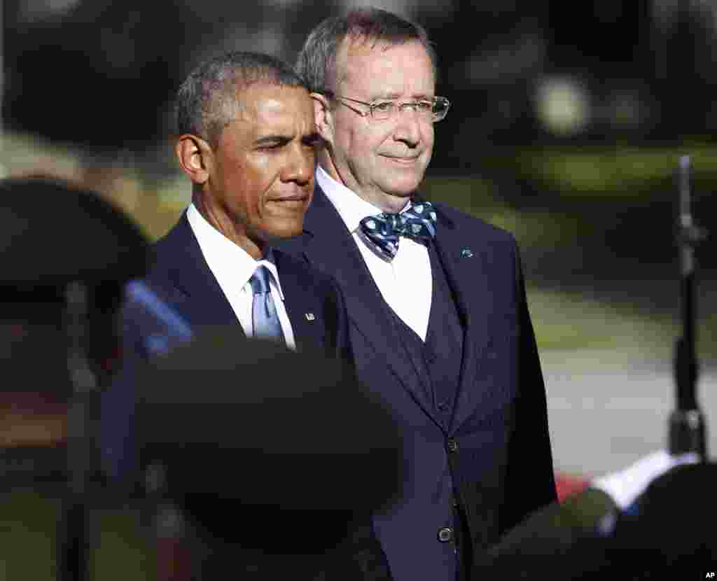 U.S. President Barack Obama, left, and Estonia's President Toomas Hendrik Ilves attend a welcome ceremony at the Kadriorg Palace in Tallinn, Estonia, Sept. 3, 2014.