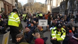 Ratusan aktivis iklim memblokir jalan di luar The Royal Courts of Justice untuk mendukung rekan mereka, 16 aktivis iklim yang berada di pengadilan tinggi guna mengajukan banding atas hukuman penjara mereka, di London, Kamis, 30 Januari 2025.