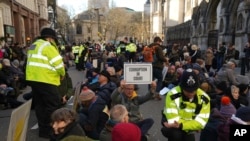 Ratusan aktivis iklim memblokir jalan di luar The Royal Courts of Justice untuk mendukung rekan mereka, 16 aktivis iklim yang berada di pengadilan tinggi guna mengajukan banding atas hukuman penjara mereka, di London, Kamis, 30 Januari 2025.