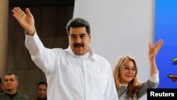 니콜라스 마두로 베네수엘라 대통령과 부인 실리아 플로레스 여사가 25일 베네수엘라 수도 카라카스에서 열린 행사에 참석하고 있다. 
