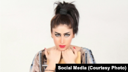 Qandeel Baloch, starlette des réseaux sociaux au Pakistan, assassinée par son frère. Condamné à la perpétuité en 2019, ce dernier a été acquitté en février 2022 en appel et sera libéré.