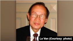Trong gần 40 năm làm việc tại VOA, Lê Văn được biết tới như một trong những tiếng nói nổi bật của ban Việt ngữ được thính giả quý mến.