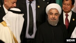 برخورد حسن روحانی رئیس جمهوری ایران و ملک سلمان پادشاه عربستان در حاشیه نشست سران سازمان همکاری اسلامی در استانبول ترکیه - ۲۶ فروردین ۱۳۹۵