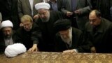 آیت الله علی خامنه ای بر هاشمی رفسنجانی نماز خواند. او رهبری خود را مدیون هاشمی بود اما این دو با هم اختلاف نظر داشتند. درباره این عکس چه فکر می کنید؟