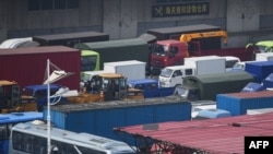중국 단둥 중조우의교(조중우의교) 입구에 북한 신의주로 가는 화물차들이 대기하고 있다.