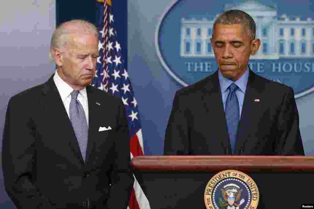 Le président américain Barack Obama (D) prononce un discours en réaction au meurtre, par fusillade, de neuf personnes dans une église afro-américaine à Charleston, Caroline du Sud, sur le podium dans la salle de conférence de presse de la Maison Blanche à Washington, le 18 juin 2015.