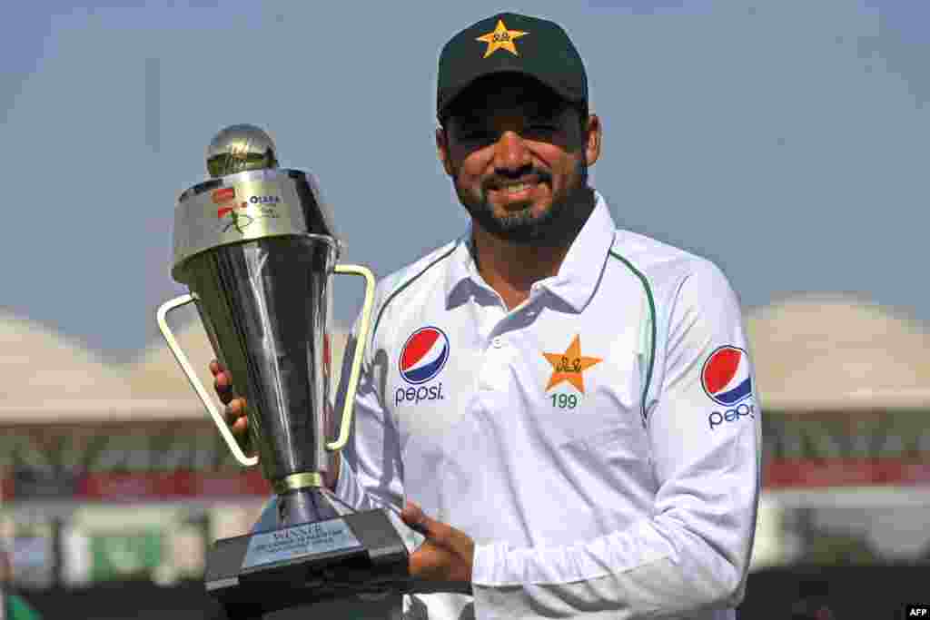 پاکستان کرکٹ ٹیم کے کپتان اظہر علی کراچی ٹیسٹ میں سری لنکا کو شکست دینے کے بعد ٹرافی ہاتھ میں تھامے ہوئے ہیں۔ 