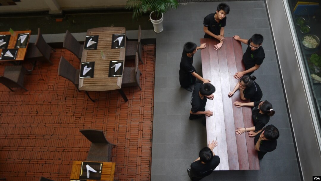 Peserta pelatihan KOTO, yang sebelumnya adalah anak-anak jalanan, di restoran di Ho Chi Minh City. (VOA/L. Hoang)