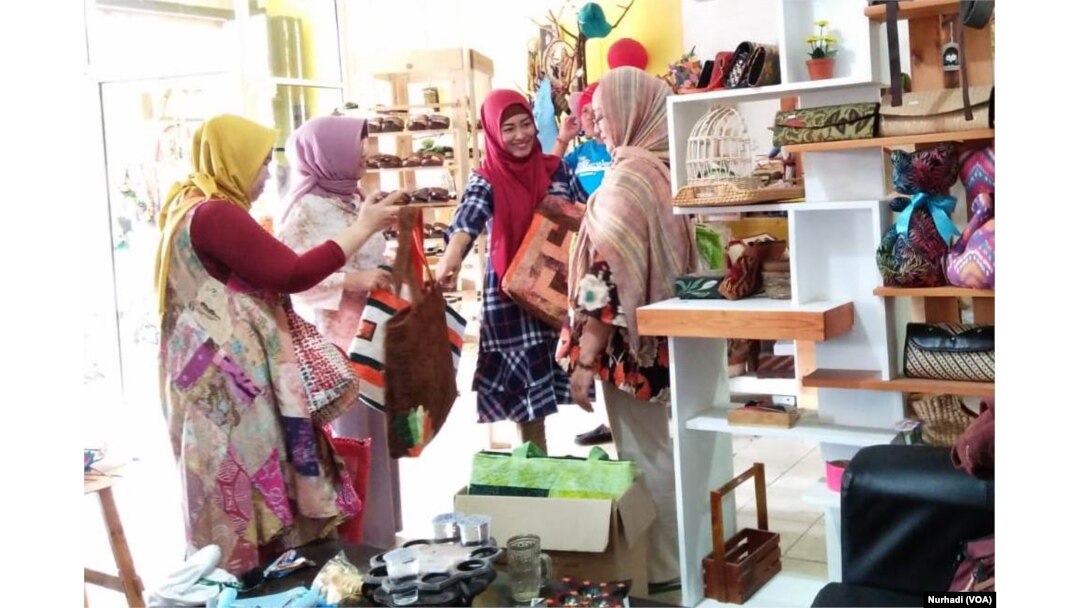 Sang Bun merupakan komunitas UKM yang bersama-sama berkembang di pasar lokal maupun internasional. (Foto:VOA/Nurhadi)