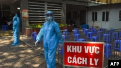 Việt Nam ráo riết thực hiện nhiều biện pháp ngăn chặn dịch, truy tìm dấu vết và phong toả những vực có người nhiễm virus.