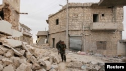 Free Syrian Army fighters run to avoid snipers loyal to Syria's President Bashar al-Assad, in Aleppo, Dec. 4, 2013.