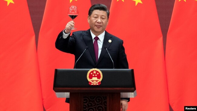 中国国家主席习近平2019年4月26日在北京人大会堂举行的第二届一带一路高峰论坛欢迎宴会上发表讲话后举起酒杯。