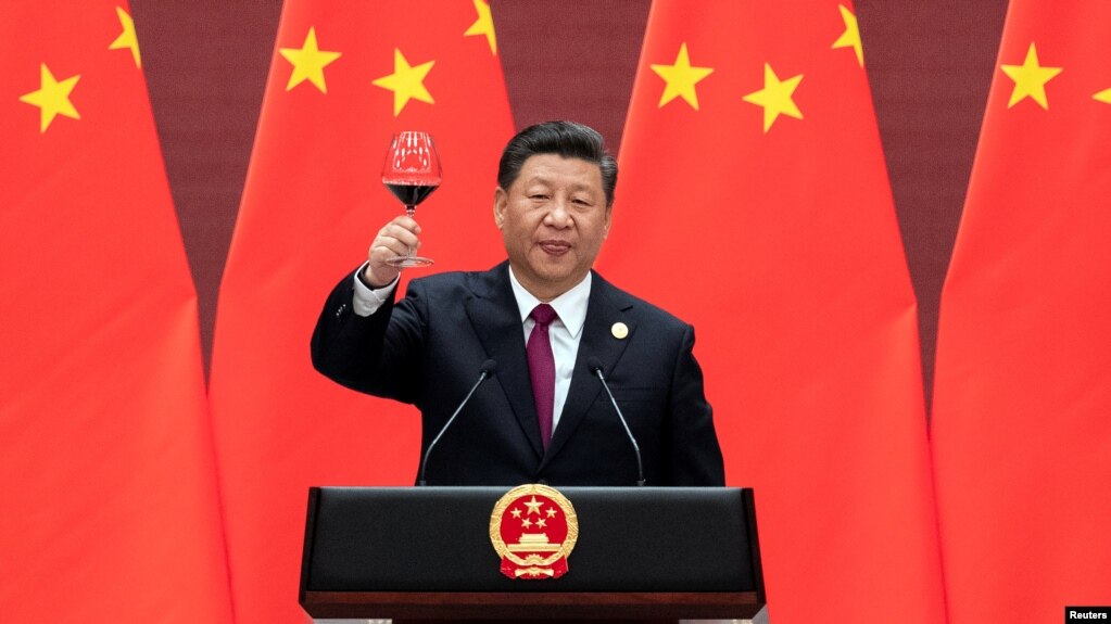 中国国家主席习近平2019年4月26日在北京人大会堂举行的第二届一带一路高峰论坛欢迎宴会上发表讲话后举起酒杯。(photo:VOA)